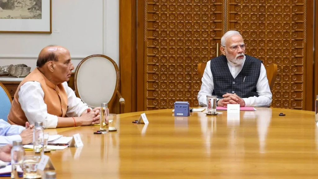 मोदी को रिपोर्ट करने पहुंचे रक्षा मंत्री राजनाथ सिंह