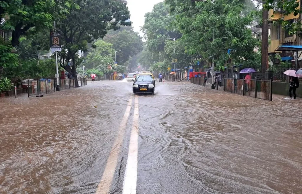 बारिश में डूबी मुंबई, हर तरफ पानी ही पानी!