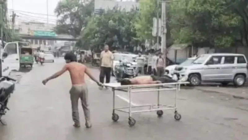 अस्पताल से युवक का शव लेकर भागा दोस्त, बोला- ये जिंदा है
अस्पताल से युवक का शव लेकर भागा दोस्त, बोला- ये जिंदा है