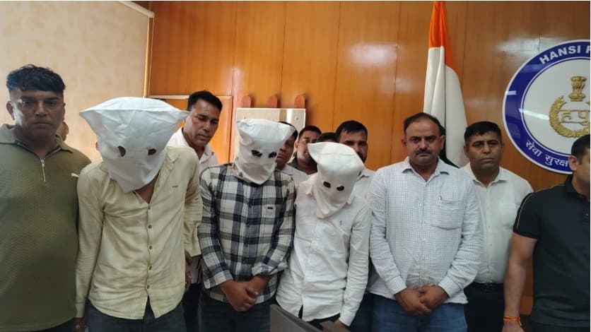 दोस्त ने ही बहन से छेड़खानी के विवाद में की थी हत्या, तीन गिरफ्तार दोस्त ने ही बहन से छेड़खानी के विवाद में की थी हत्या, तीन गिरफ्तार