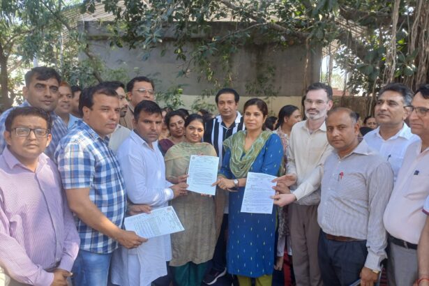 पंचकूला में शिक्षकों ने ऑनलाइन डायरी के खिलाफ किया प्रदर्शन और सौंपा ज्ञापन जिला मौलिक शिक्षा अधिकारी को